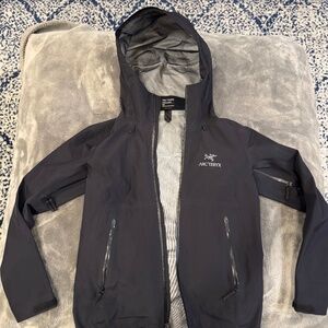 Arc’teryx women’s Goretex Beta Lightweight Jacket-size SMALL